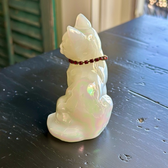 FENTON, OPALESCENT WHITE GLASS CAT FIGURINE. HAND PAINTED, GREEN EYES. - Picture 4 of 10